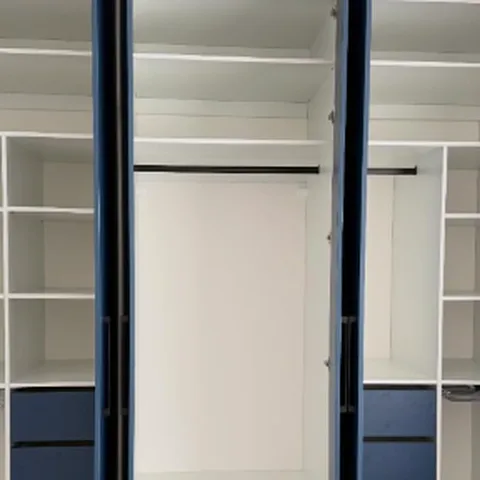 Šatní skříň s modrými zásuvkami a policemi