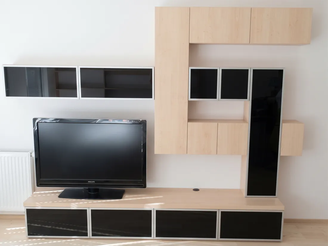 Obývací stěna s TV skříňkou a policemi